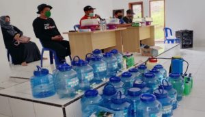 Lawan Corona, Pemdes Pekaroa Konawe Utara Salurkan Disinfektan dan Masker