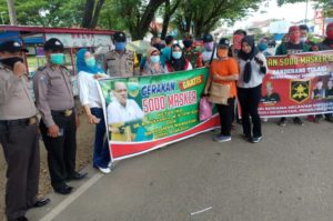 Bantu Pemerintah Putus Rantai Penyebaran Covid-19, IKA SMAN 1 Wawotobi Bagikan Masker Gratis