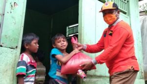 BPBD Bagikan Sembako ke Warga Terdampak Corona di Bukit Wolio Indah
