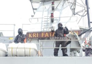 Sinergitas TNI-Polri, KBR Brimobda Sultra Sterilkan KRI Fatahillah 362 Milik TNI AL