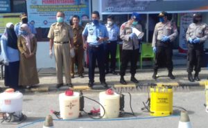 Cegah Penyebaran Covid-19, Ditpolairud Polda Sultra Semprotkan Disinfektan di PPS Kendari