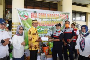 Bersama Pemkab Melawan Covid-19, IKA SMAN 200 Serahkan Puluhan APD dan Seribu Masker Kain