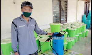 Cegah Penularan Covid-19, Pemdes Ulu Sawa Bagikan Masker dan Disinfektan ke Warga