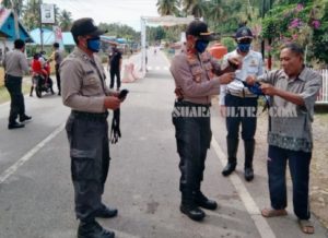 Cegah Corona, Polsek Sawa Bagi-Bagi Masker Kepada Masyarakat