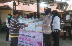Bhayangkari Cabang Konawe Bersama Sat Lantas Berbagi Nasi Kotak Gratis Kepada Warga