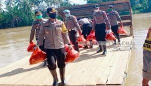 Sinergitas TNI-Polri di Tengah Pandemi Covid-19, Bantuan Sembako Disalurkan ke Warga Terdampak