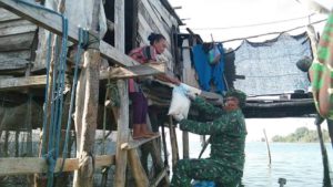 Gunakan Perahu, Dandim 1417 Kendari “Door To Door Salurkan Sembako di Kampung Nelayan