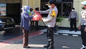 Peduli Warga Terdampak Pandemik Covid-19, Polres Konawe Salurkan Ratusan Paket Sembako