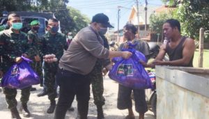 Pangdam XIV Hadanuddin Salurkan Ribuan Paket Sembako ke Warga Terdampak Corona