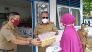 Gunakan Dana Pribadi, Bupati Konawe Kembali Bantu Warga Kurang Mampu di Dua Kelurahan