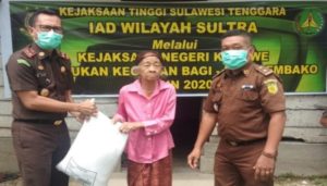 Peduli Dampak Covid-19, Jaksa Konawe Bagikan Sembako ke Warga Kurang Mampu