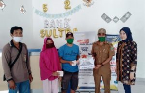 Kades Ulu Sawa Serahkan BLT Dana Desa