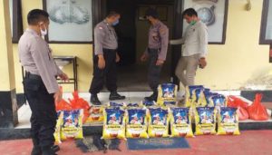 Peduli Sesama, Polsek Sawa Bagi-Bagi Sembako Gratis