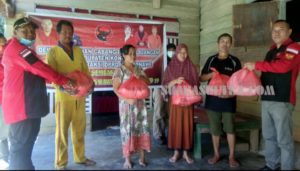 Peduli Kemanusiaan, PDIP Konawe Berbagi Sembako di Kecamatan Asinua