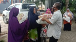 Peduli Sesama, Bupati Konawe Berbagi Sembako di Kota Kendari