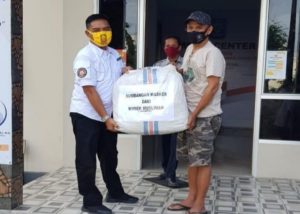 Cegah Penularan Covid-19, Wiwiek Muslimah Bantu Pemkab Soppeng Dua Ribu Masker