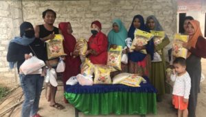 Sisihkan Sebagian Rezekinya, Legislator Konawe Ini Bagikan Ratusan Paket Sembako