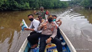 Polsek Sawa Salurkan Bantuan Sembako Kapolri ke Warga Terdampak Covid-19