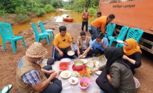 Tangani Bencana, Ruksamin Rela Makan di Tengah Jalan