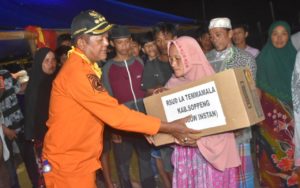 Salurkan Bantuan, Pejabat Soppeng Rela Masuk Pelosok Desa