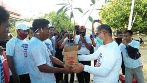 Bupati Butur Serahkan 500 Bibit Pohon Pelindung ke Pemuda Peduli Lingkungan