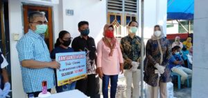 Bupati Butur Serahkan Bantuan Sembako ke Pelaku UKM