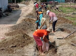 Urai Genangan Air, Warga Tongalino Gotong Royong Membangun Drainase