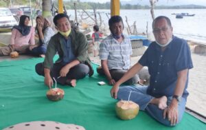 Sebelum Menjalankan Tugas Pemerintahan, Pjs Bupati Konut Nikmati Indahnya Pesisir Pantai Ulu Sawa