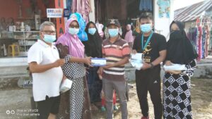 Cegah Penyebaran Covid-19, Karang Taruna Obor Abadi Meluhu Konawe Bagikan Masker