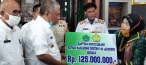 Salurkan Beasiswa untuk Mahasiswa Unilaki, Kery: Kampus Jangan Digiring ke Politik