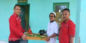 Peringati HUT ke 48, Fraksi PDI Perjuangan DPRD Konawe Berbagi Nasi Tumpeng