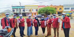 Peduli Sesama, Mahasiswa KKN-P Fakultas Hukum Unsultra Bagikan Masker dan Makanan Gratis