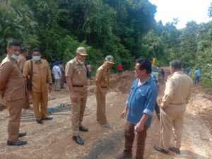 Usai Serah Terima Memori Jabatan, Bupati dan Wakil Bupati Butur Tinjau Langsung Kerusakan Jalan di Kambowa