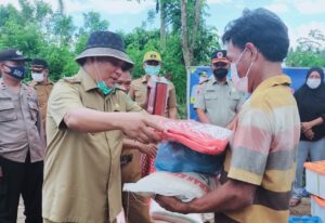 Beri Bantuan Sembako ke Korban Puting Beliung, Kery Janji Bangunkan Rumah