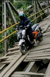 Kondisi Jembatan Penghubung Kecamatan Asinua – Latoma Rusak Parah, Warga Mengeluh, Pemrov Terkesan Tutup Mata