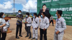 Peduli Sesama, VDNI dan OSS Bagikan Puluhan Ribu Parsel Lebaran kepada Karyawan dan Masyarakat