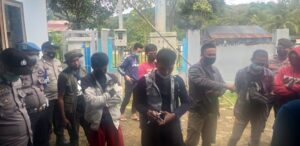 Aksi Unras di Kantor PLN Unit Asera Dikawal Polisi