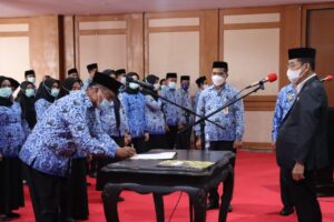 Lantik 57 Kepala Sekolah, Ini Pesan Wabup Konut