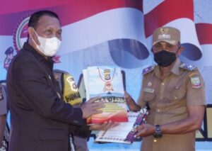 Hari Bhayangkara Ke-75, Kades Panggulawu Terima Penghargaan