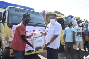 Salurkan Bantuan Beras Secara Simbolis, Wakil Bupati Butur Imbau Warga Disiplin Terapkan Prokes