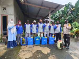 Pemerintah Desa Tawapandere Gelar Penyemprotan Desinfektan dan Pembagian Masker