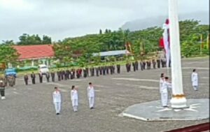 Bendera Merah Putih Terjatuh Setelah Dikibarkan, TNI – Polri Bergerak Cepat