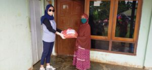 Bagi Paket Sembako di Lokasi Lockdown, Ini Pesan Titin Nurbaya Kepada Warga