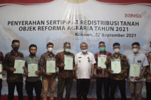 Serahkan Sertipikat Tanah Gratis Kepada Warga Secara Simbolis, Kery “Titip” Kecamatan Routa ke BPN