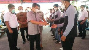 Bupati Butur Serahkan Bantuan Alsintan dan Kartu Tani Secara Simbolis