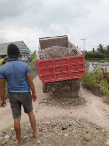Peduli Kemanusiaan, PT VDNI Timbun Jalan Desa Yang Rusak Parah