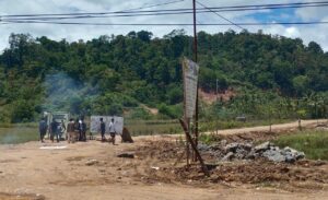 Tagih Janji PT LMI , Warga Desa Tongauna Tutup Jalan Tambang