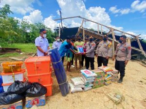 Peduli Sesama, Kapolres Konawe Bantu Korban Bencana Puting Beliung di Puriala