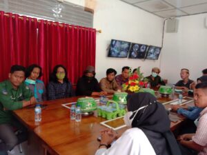 Peduli Banjir Soppeng, KKS Jayapura dan Organda Sultra Salurkan Bantuan