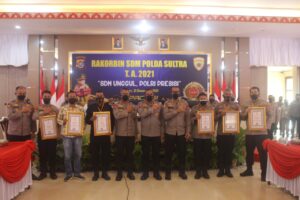 Polres Konawe Raih Peringkat Satu, Kapolda Sultra Beri Piagam Penghargaan